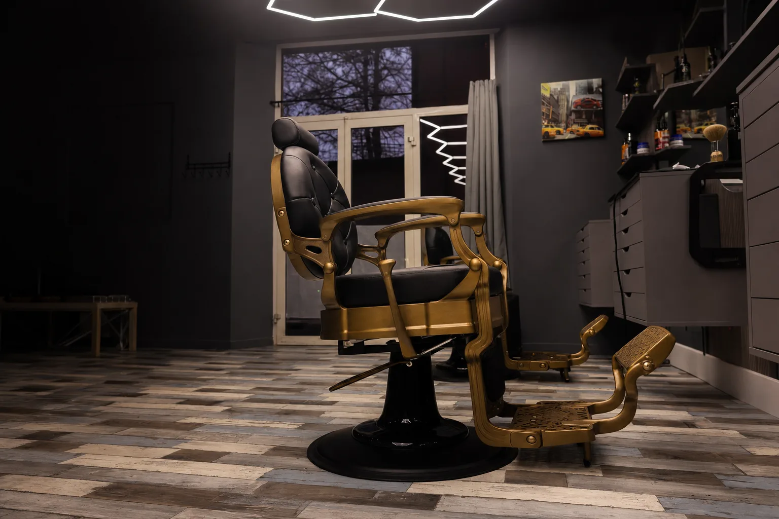 Fauteuil de barbier noir et or du salon Coiffeur City à Montauban